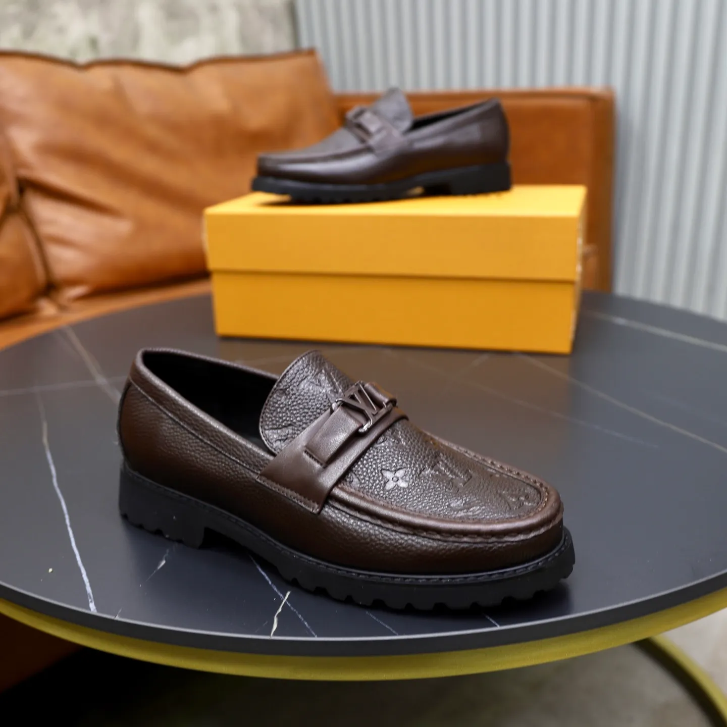 Ex-factory price: 600💰Louis Vuitton LV men's classic Oxford shoes, men's business formal boutique leather shoes, classic style, almond kernel exquisite toe, ultimate art, the whole shoe is made of imported cow leather (open edge beads), carefully selected, fine pores, excellent gloss, soft texture, strong toughness, durable and not easy to deform, apricot fetal cowhide leather lining, soft and comfortable, sweat-absorbent and breathable. Foam outsole, original box and dust bag packaging! Size: 38–44 (45/46 customized)